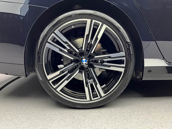 Фото 6 - BMW 7 Series