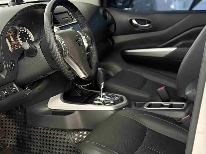 Photo 4 - Nissan Terra