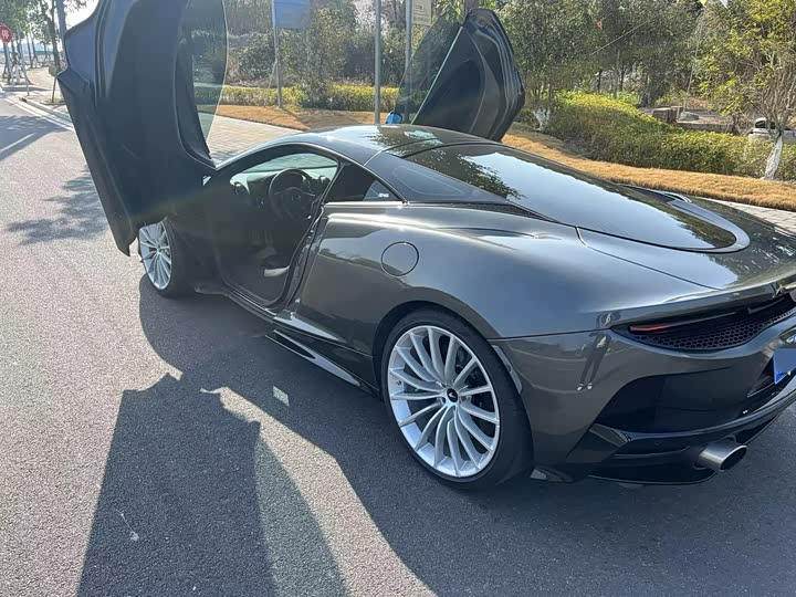 Photo 3 - McLaren GT