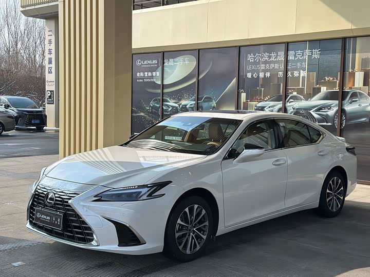 Фото 1 - Lexus ES