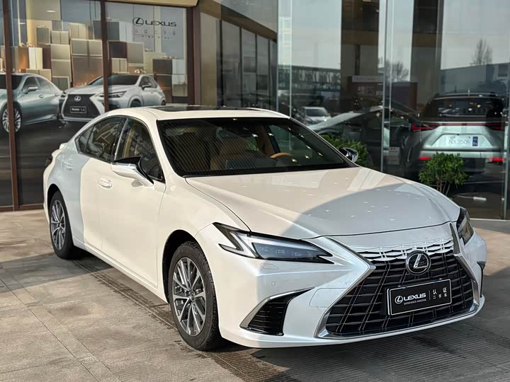 Фото 3 - Lexus ES