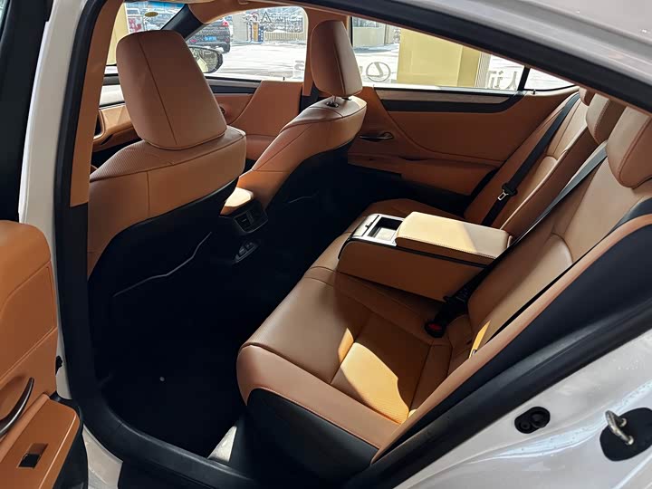 Фото 5 - Lexus ES