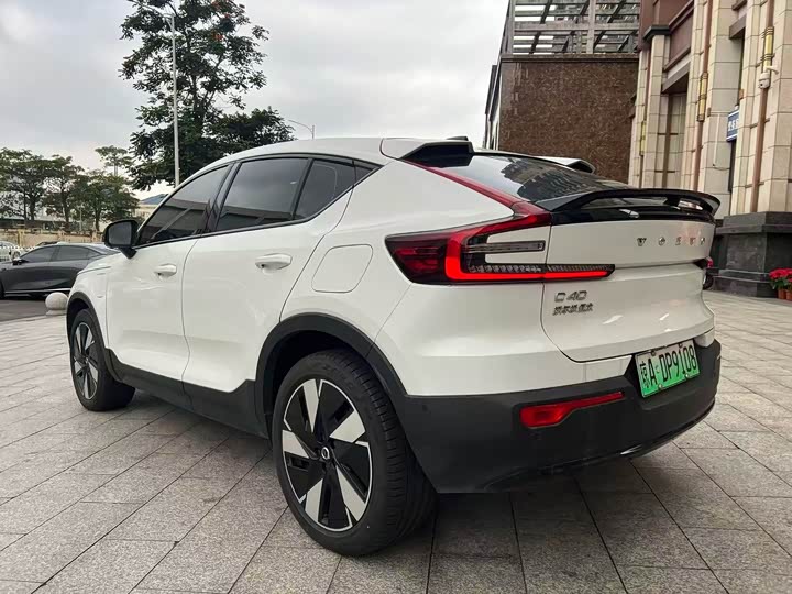 Фото 2 - Volvo C40