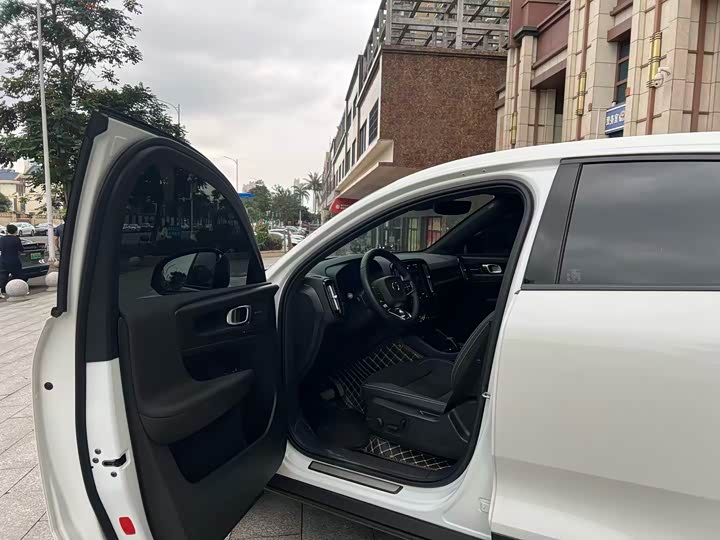 Фото 8 - Volvo C40