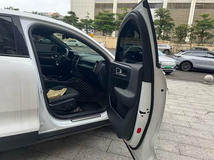 Фото 9 - Volvo C40