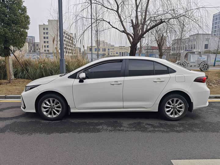 Фото 2 - Toyota Corolla