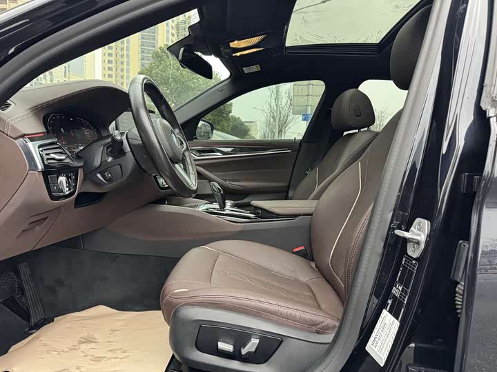 Photo 4 - BMW 5 Series