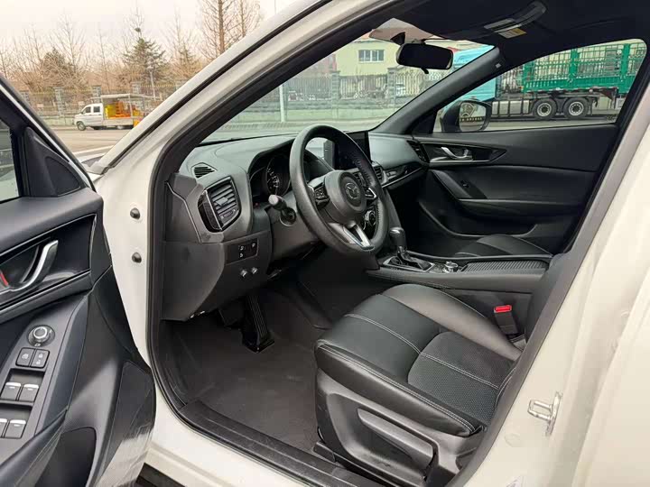 Photo 8 - Mazda CX-4