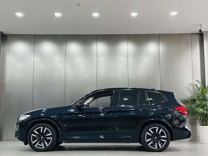 Фото 9 - BMW iX3