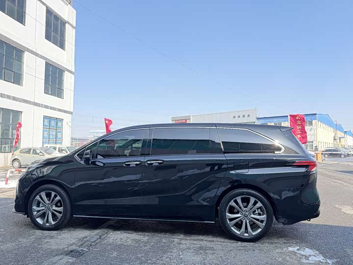 Фото 7 - Toyota Sienna