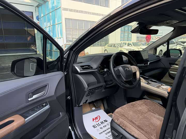 Фото 8 - Toyota Sienna