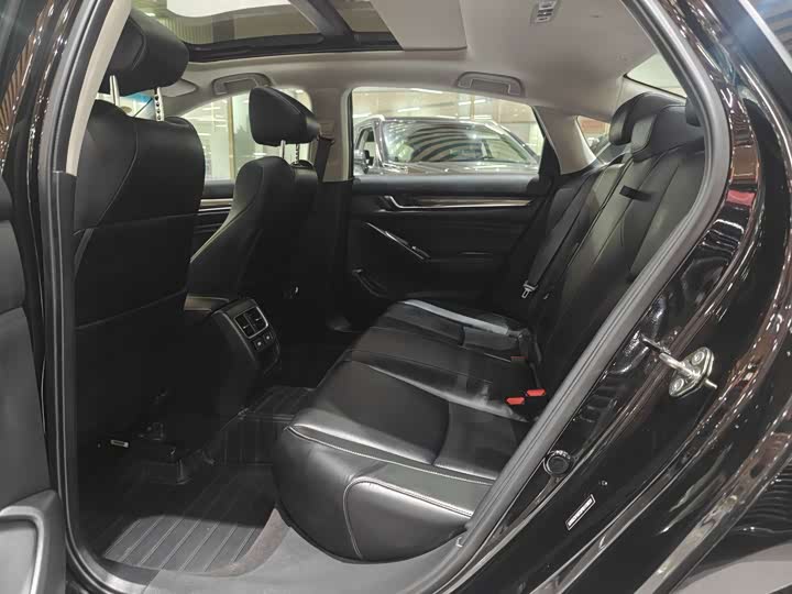 Фото 8 - Honda Accord