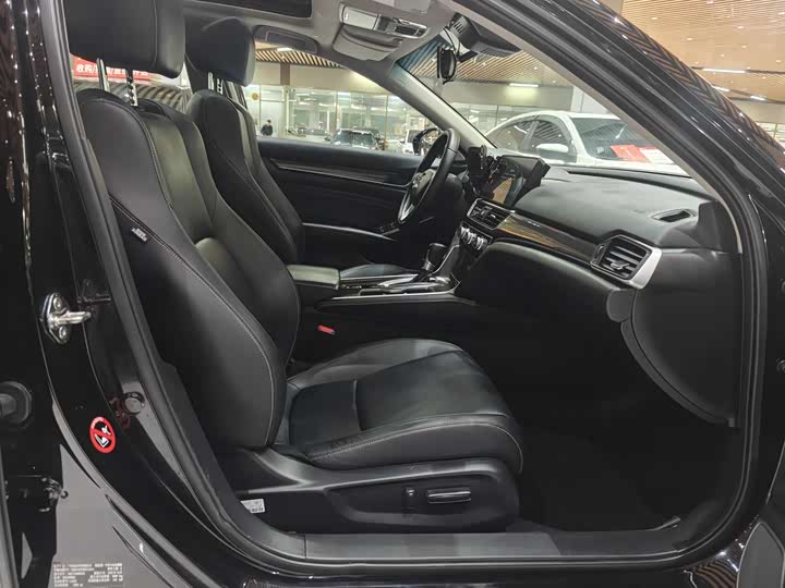 Фото 9 - Honda Accord