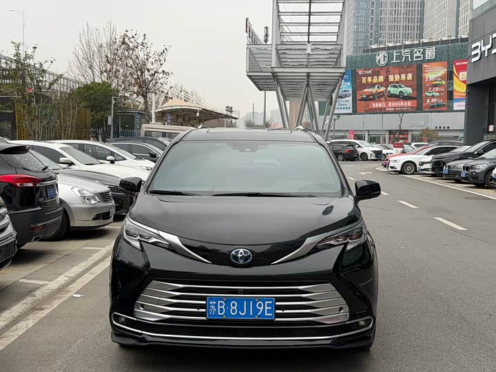 Photo 2 - Toyota Sienna