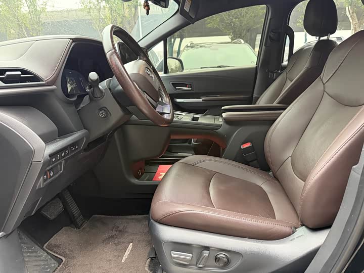 Photo 3 - Toyota Sienna