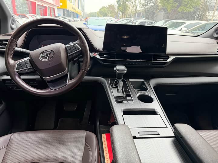 Photo 4 - Toyota Sienna