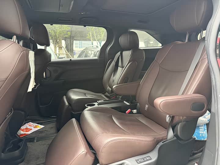 Photo 5 - Toyota Sienna