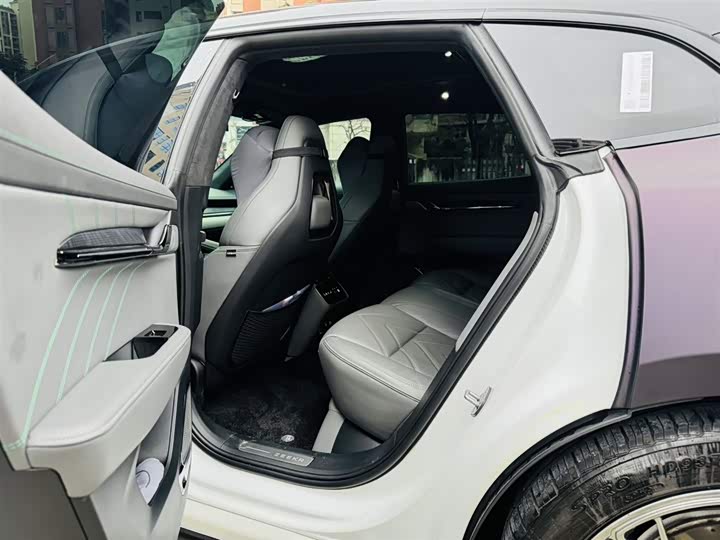 Фото 6 - Zeekr 001