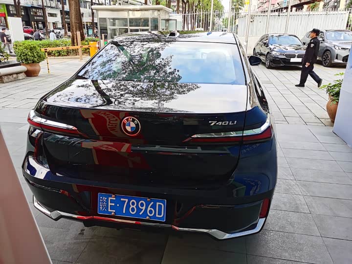 Photo 4 - BMW 7 Series