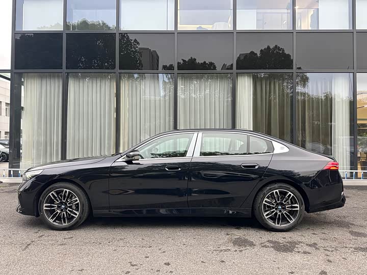 Photo 2 - BMW 5 Series