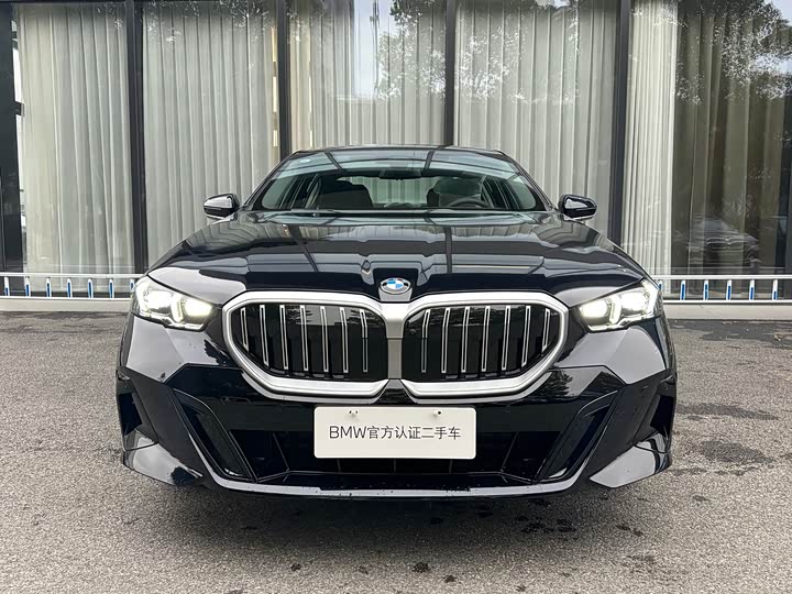 Photo 4 - BMW 5 Series