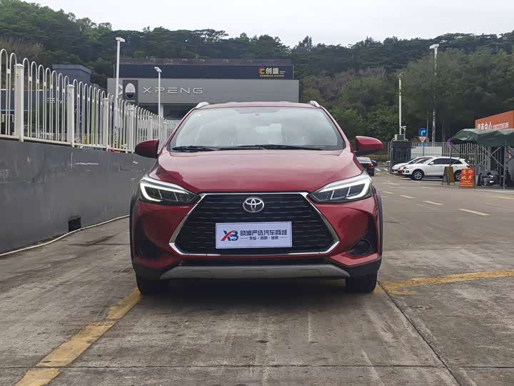 Photo 2 - Toyota Yaris L Hatchback