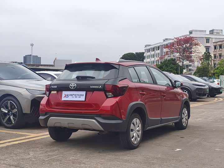 Photo 5 - Toyota Yaris L Hatchback