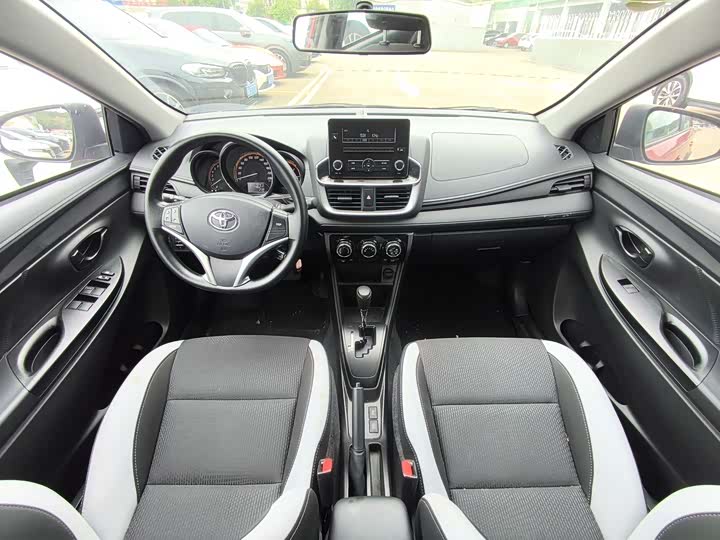 Photo 8 - Toyota Yaris L Hatchback