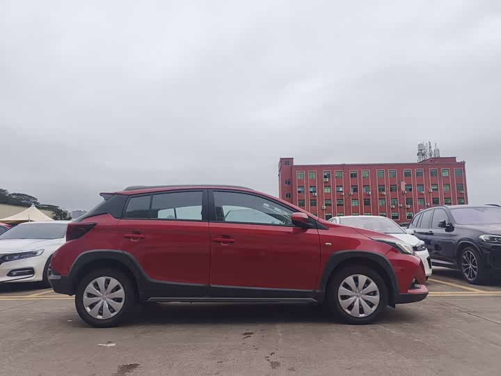 Photo 9 - Toyota Yaris L Hatchback