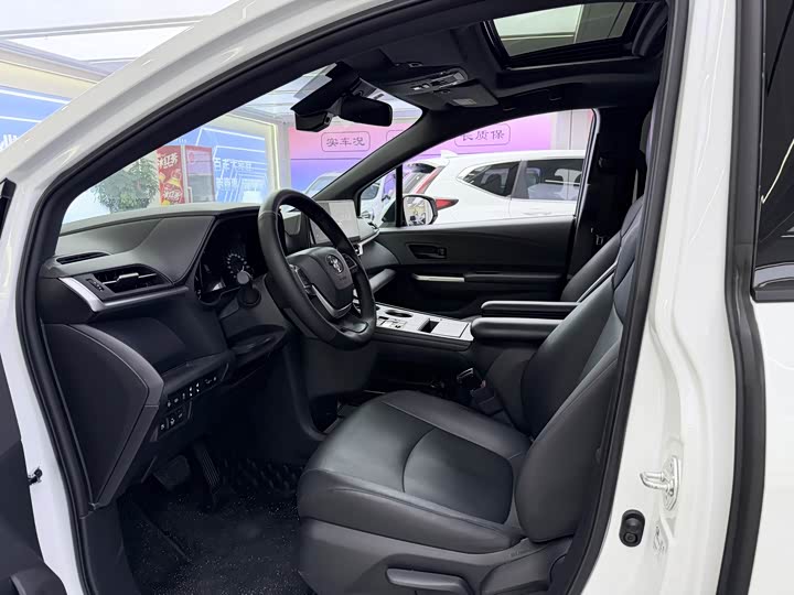 Фото 3 - Toyota Granvia