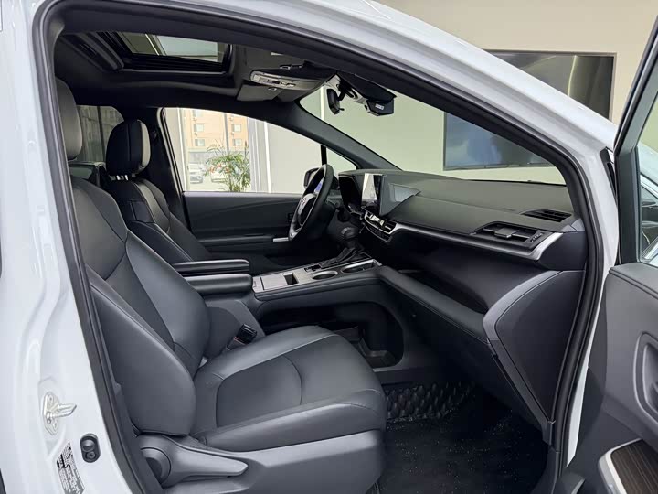 Фото 5 - Toyota Granvia