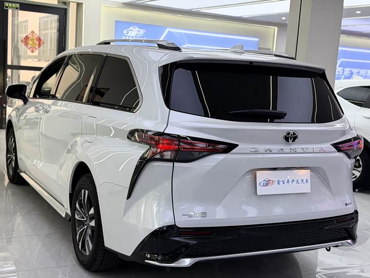 Фото 8 - Toyota Granvia