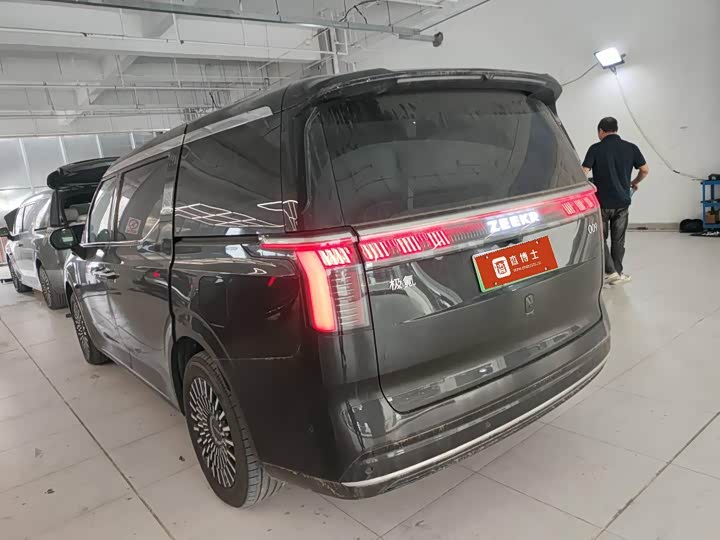 Фото 9 - Zeekr 009