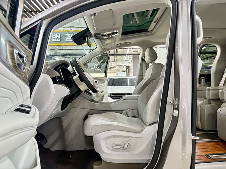 Фото 4 - Roewe iMax 8 EV