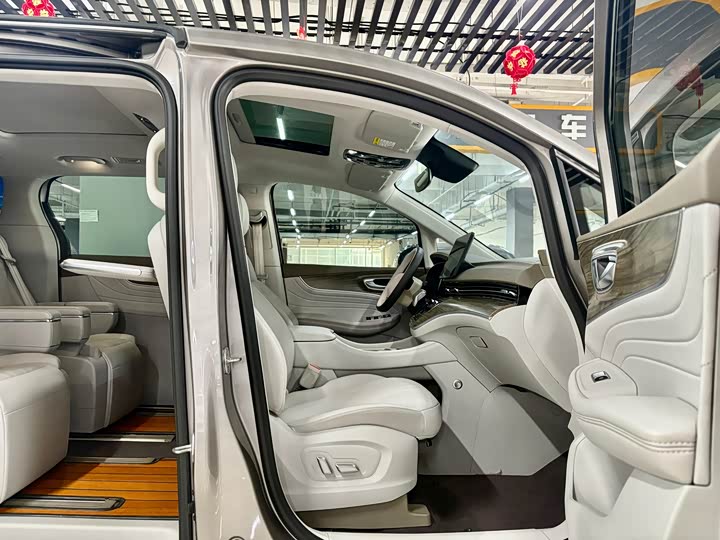 Фото 7 - Roewe iMax 8 EV