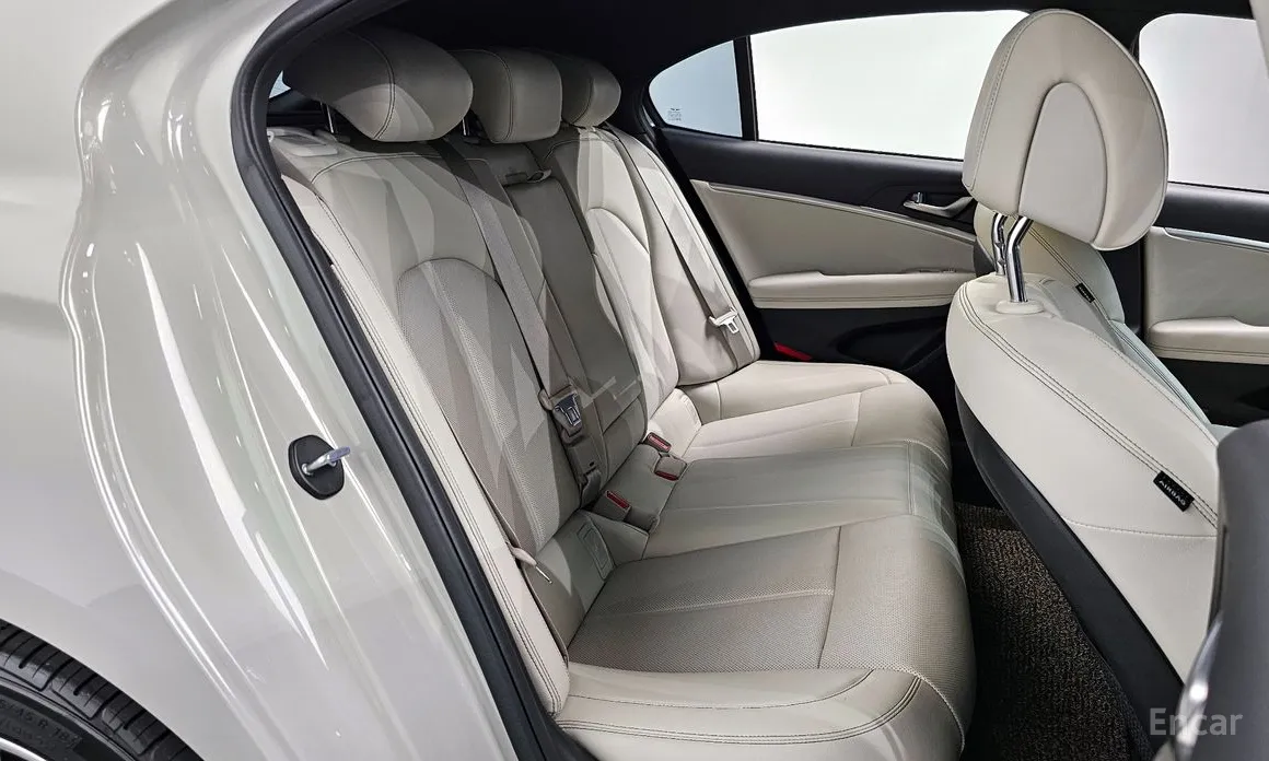 Фото 12 - Genesis G70