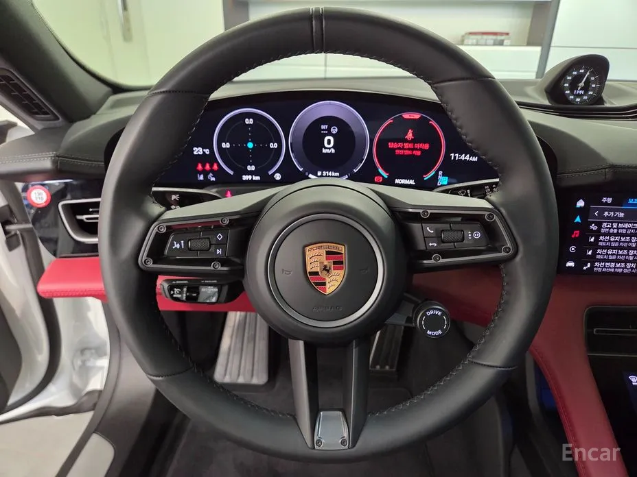 Фото 11 - Porsche Taycan