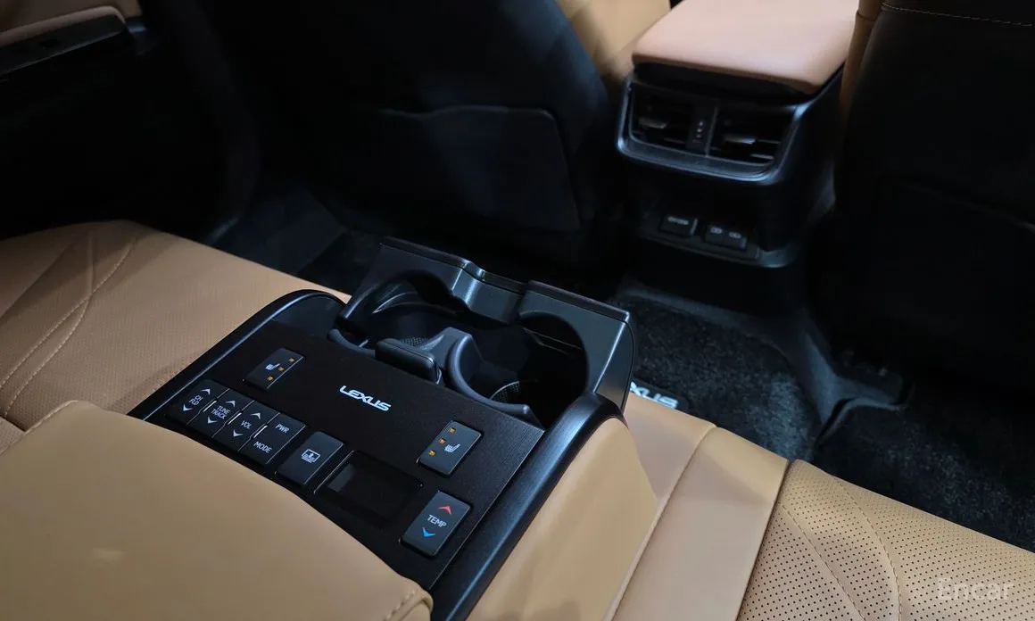 Фото 19 - Lexus ES