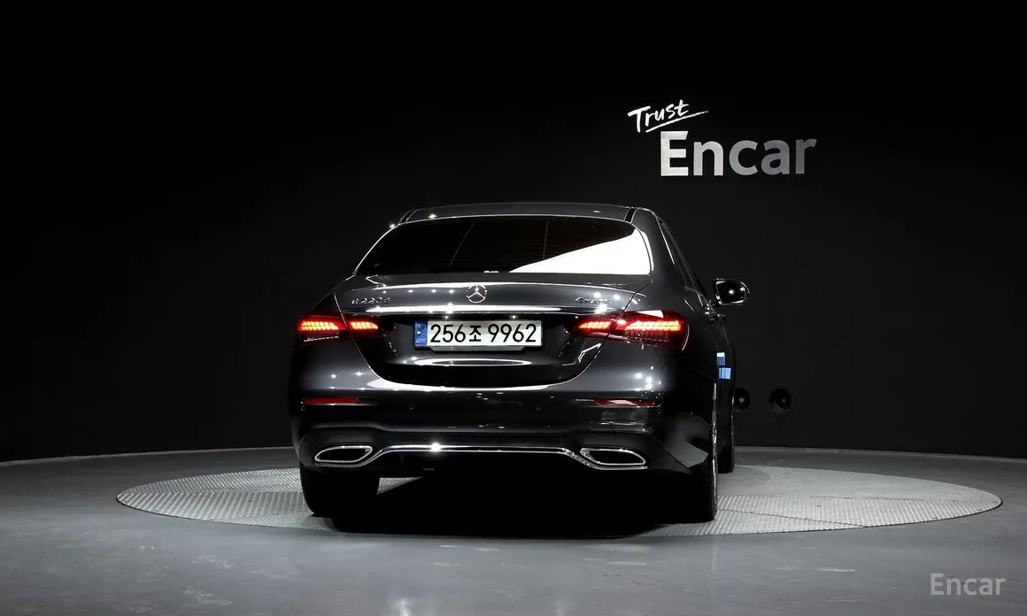 Фото 4 - Mercedes-Benz E-Class