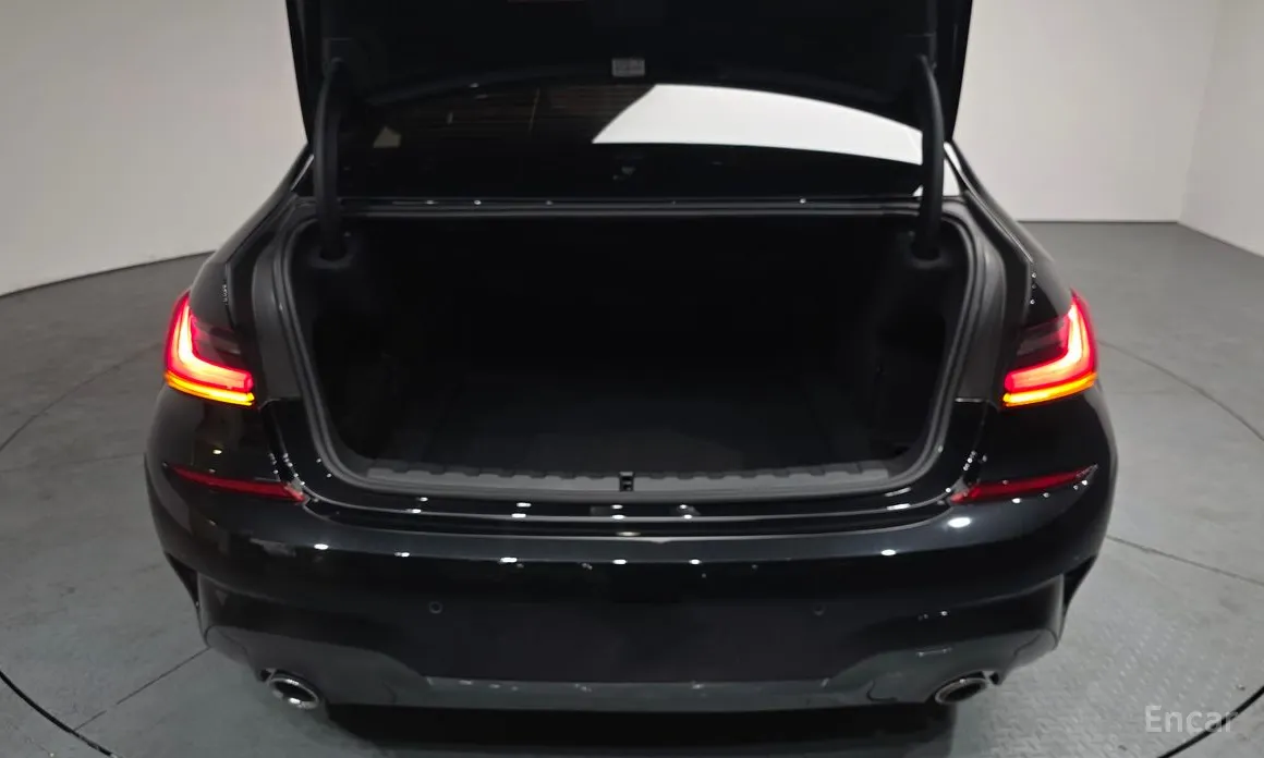 Photo 20 - BMW 3 Series