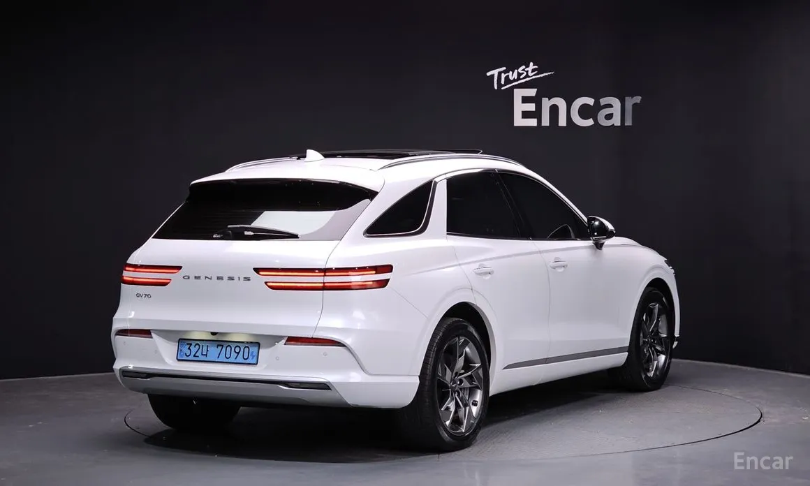 Фото 2 - Genesis GV70