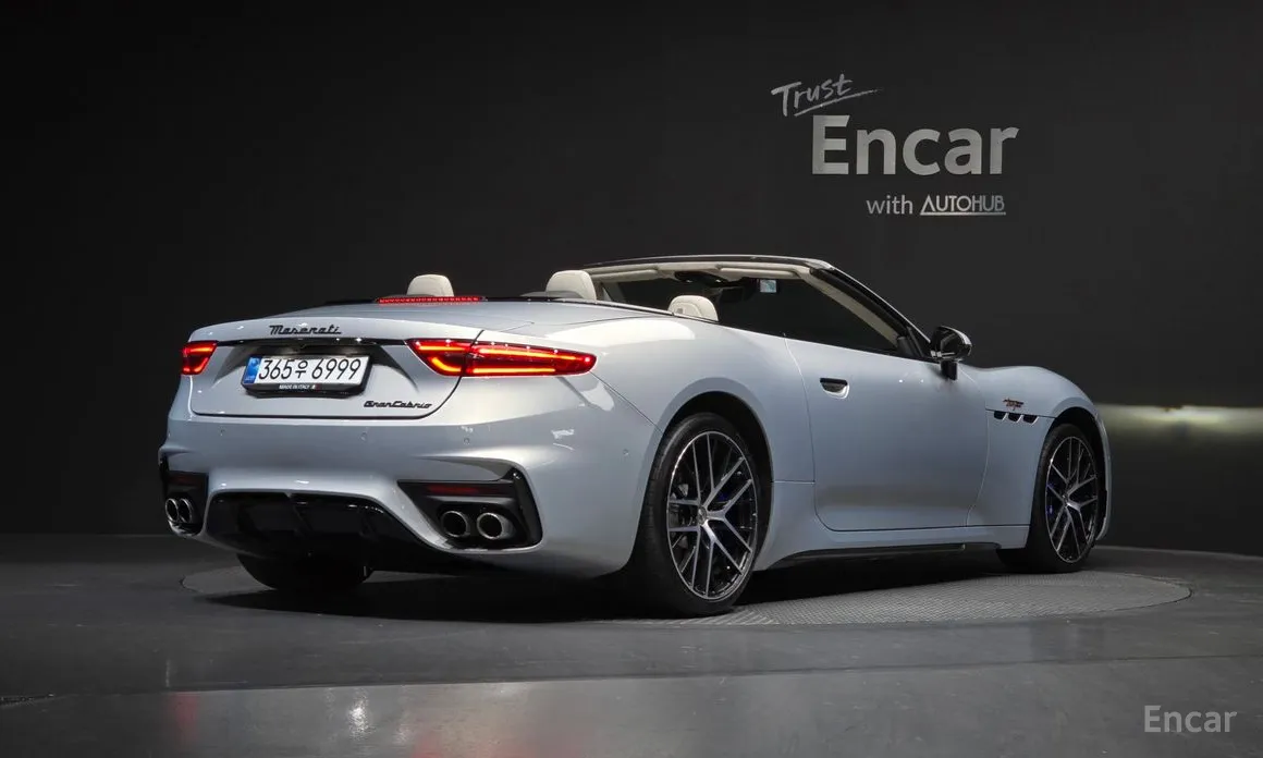 Photo 2 - Maserati GranCabrio