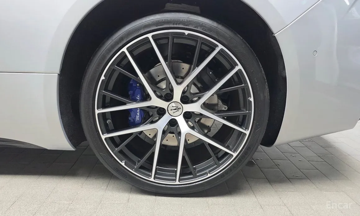 Photo 5 - Maserati GranCabrio