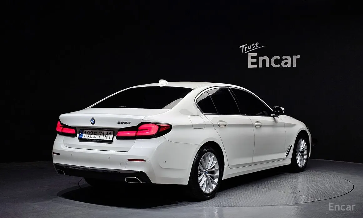 Photo 2 - BMW 5 Series