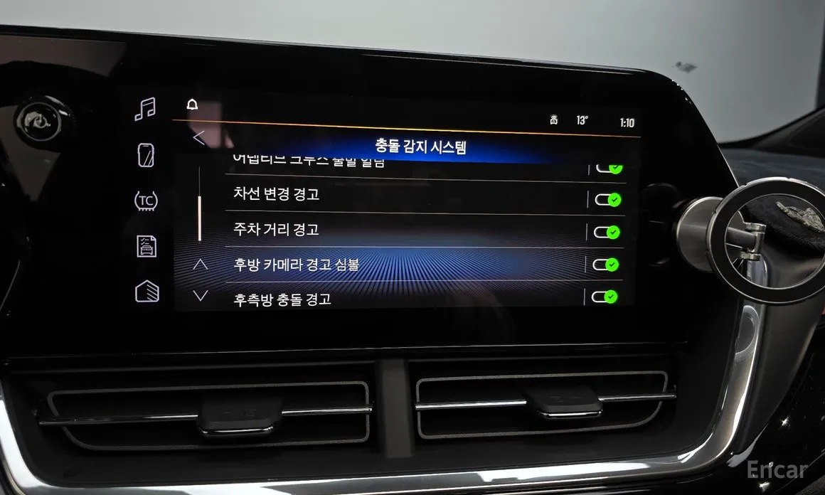 Photo 16 - Chevrolet Trax