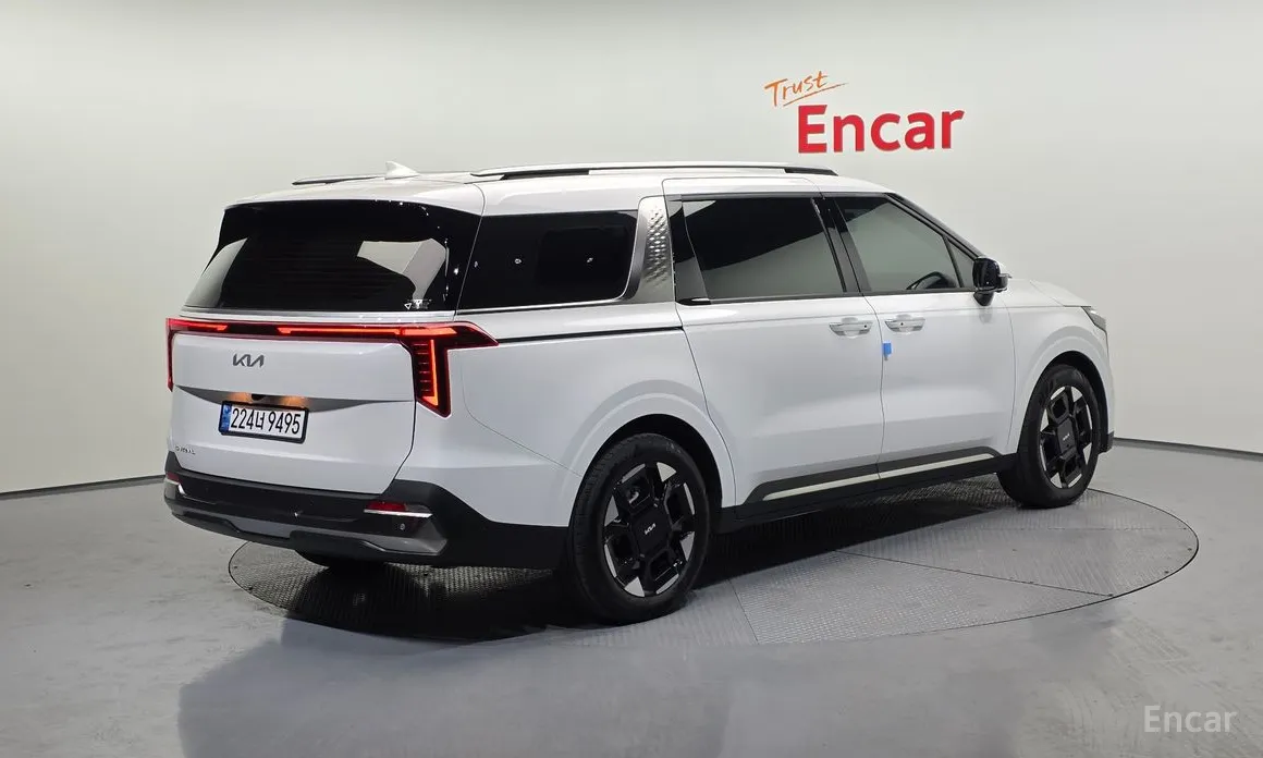 Photo 2 - Kia Carnival