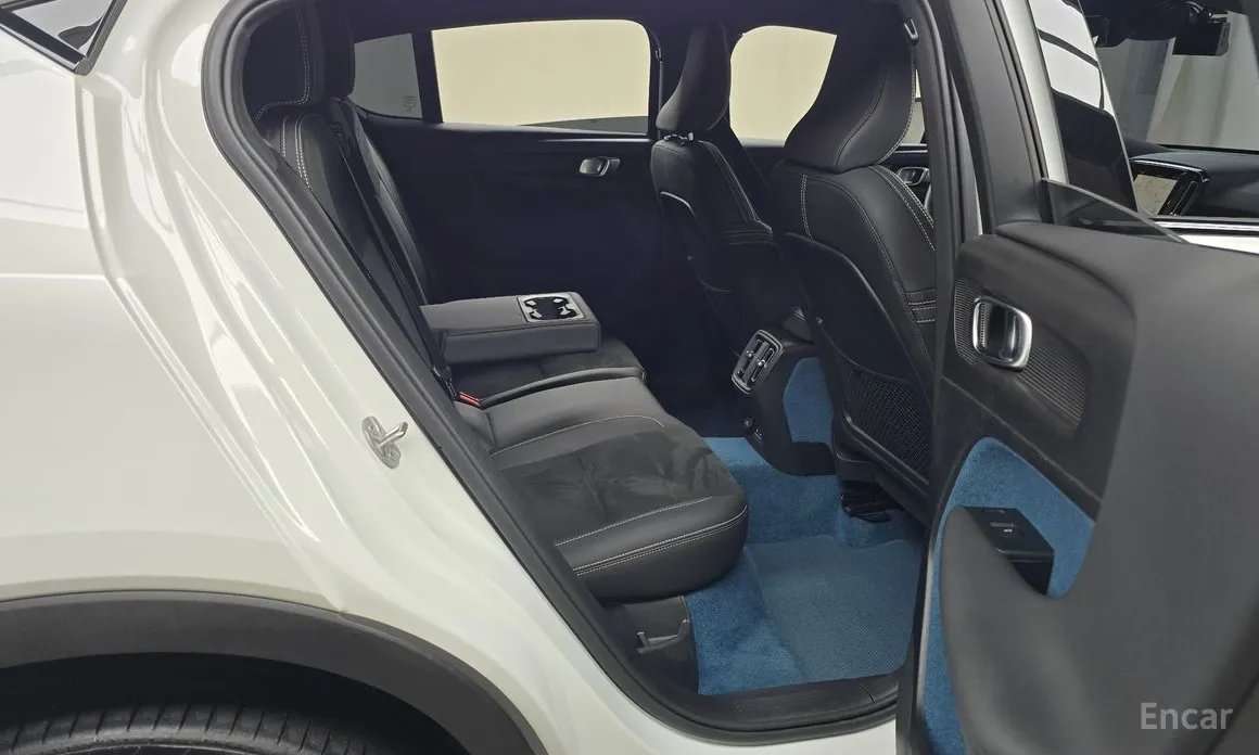 Фото 12 - Volvo C40