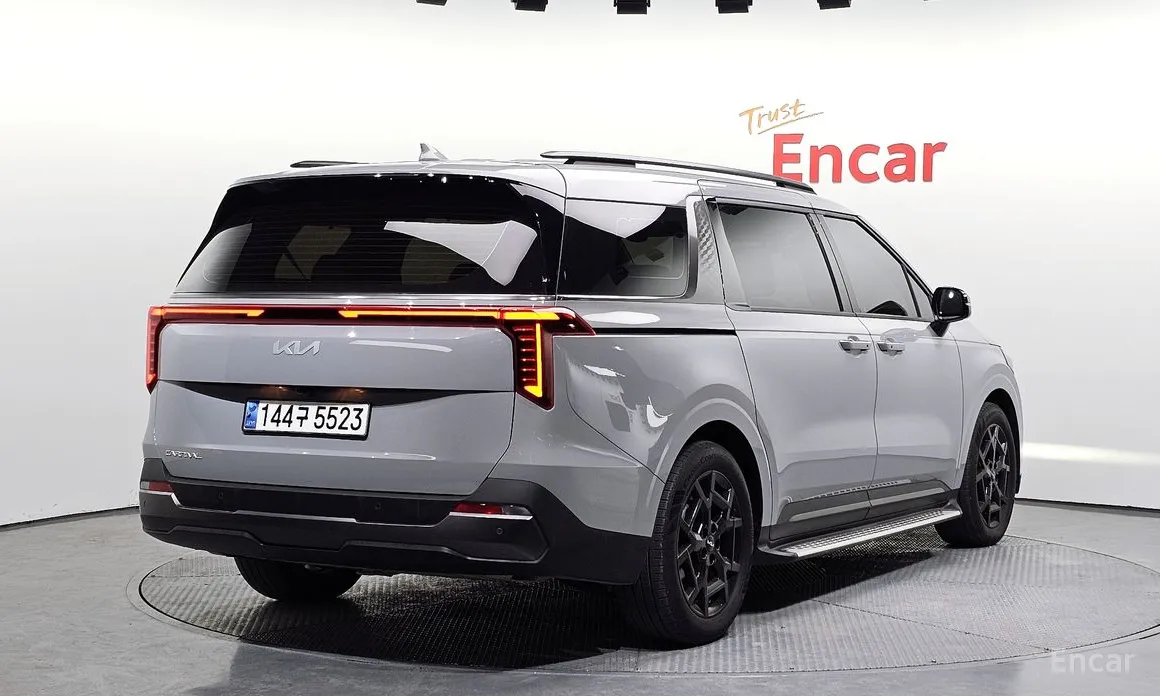 Photo 2 - Kia Carnival