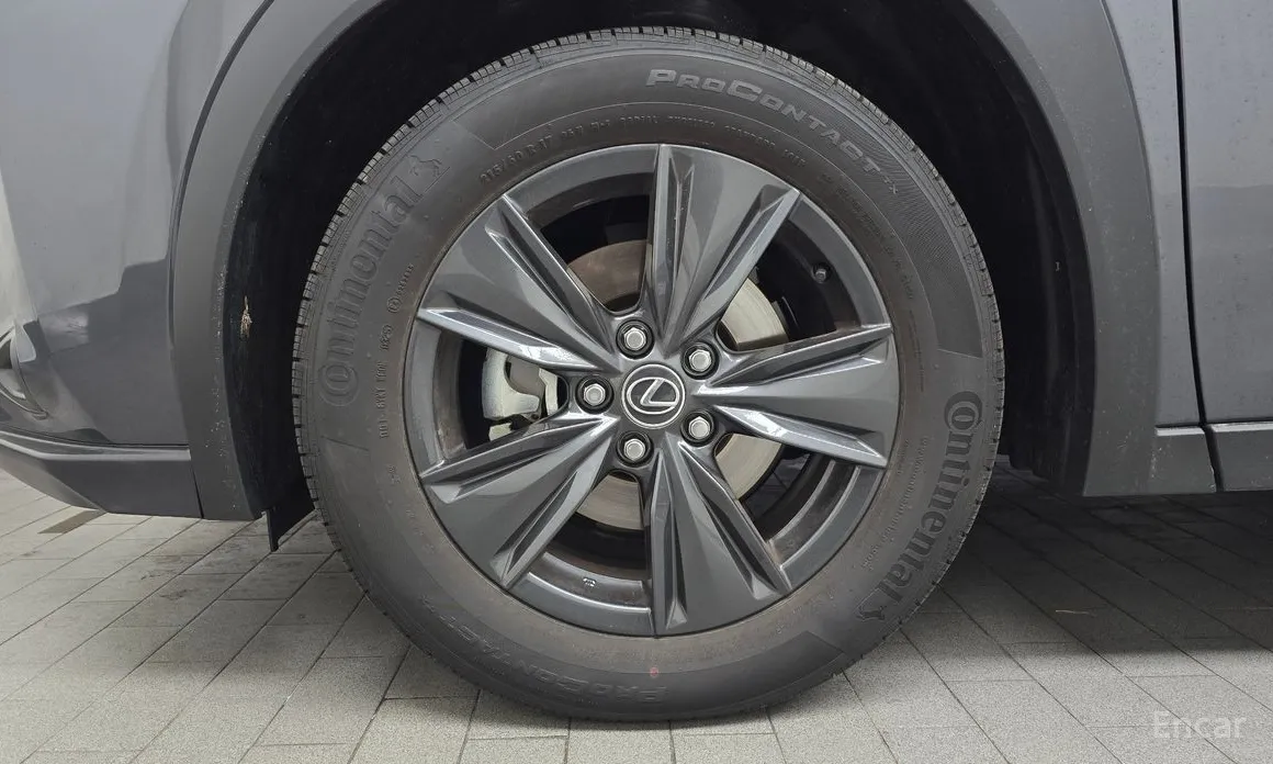 Фото 5 - Lexus UX