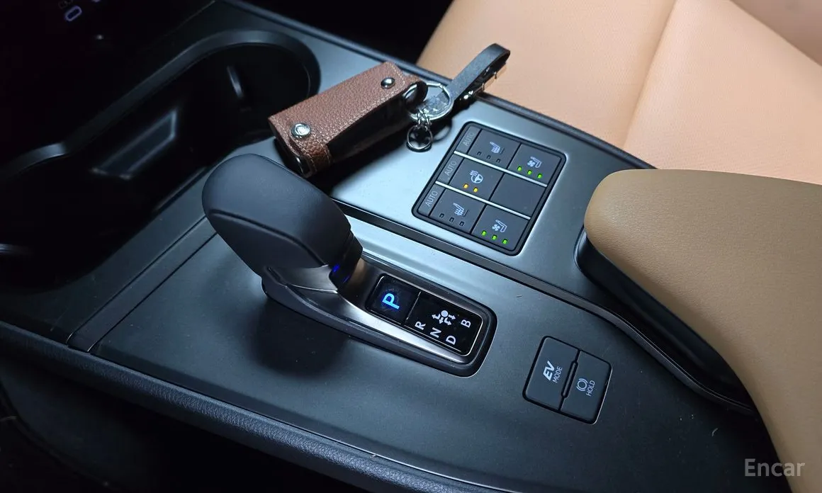 Фото 9 - Lexus UX